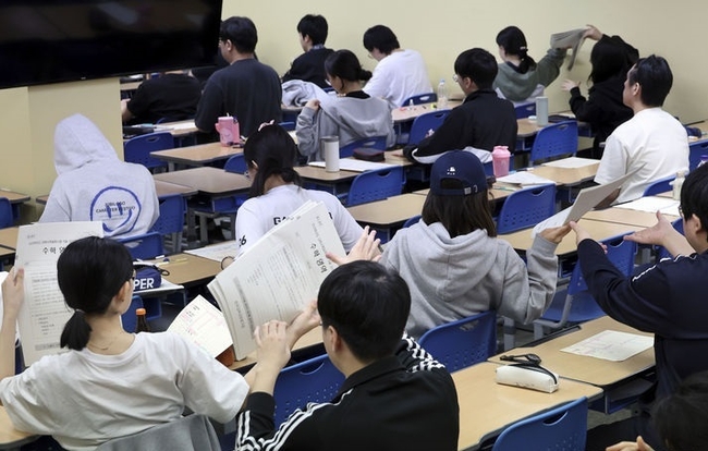 =2025학년도 대학수학능력시험 6월 모의평가가 열린 지난 4일 오전 서울 양천구 목동 종로학원에서 수험생들이 2교시 수학 시험을 준비하고 있다.(사진=뉴시스 제공)
