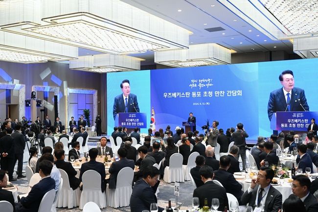 우즈베키스탄을 국빈 방문한 윤석열 대통령이 13일(현지시간) 타슈켄트 힐튼호텔에서 열린 동포 만찬 간담회에서 발언하고 있다.(사진=공동취재/뉴시스 제공)