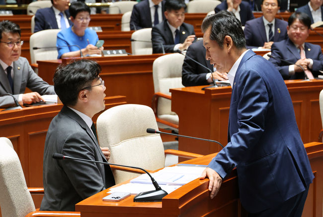 박찬대(왼쪽) 더불어민주당 원내대표가 13일 오전 서울 여의도 국회에서 열린 정책의원총회에서 국회 법제사법위원장인 정청래 의원과 대화하고 있다.(사진=뉴시스 제공)