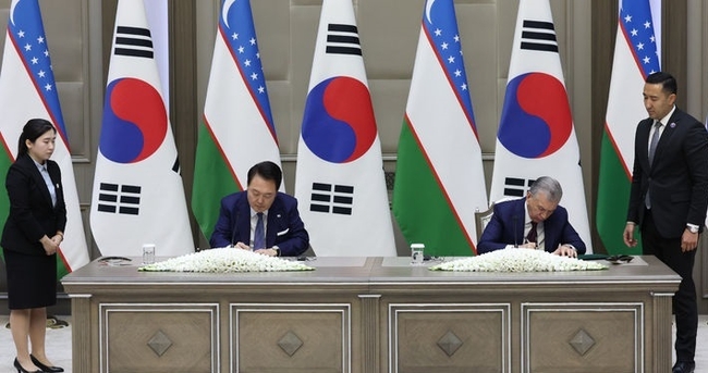 우즈베키스탄을 국빈 방문한 윤석열 대통령이 14일(현지시간) 타슈켄트 우즈베키스탄 대통령궁 영빈관에서 샤브카트 미르지요예프 우즈베키스탄 대통령과 대한민국과 우즈베키스탄 공화국 특별전략적동반자 관계 심화 및 포괄적 확대를 위한 공동성명에 서명하고 있다. (사진=뉴시스 제공)