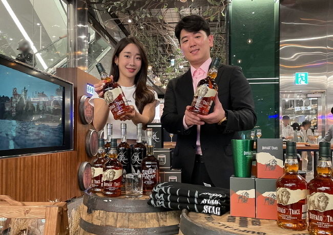  지난 14일 오전, 서울 영등포구에 위치한 더현대 서울 지하 1층 '버팔로 트레이스: 더 버번 랜드마크' 팝업스토어에서 직원들이 제품을 소개하고 있다.(사진=현대백화점 제공)