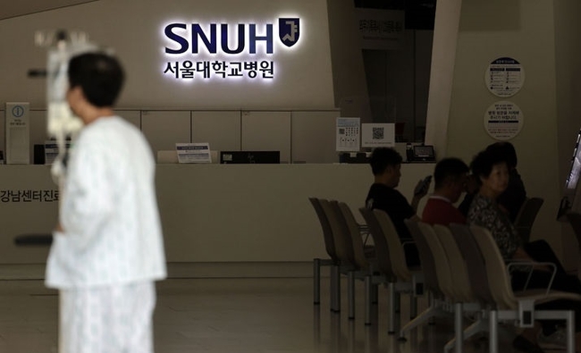  서울대 의대 산하 4개 병원 휴진을 하루 앞둔 지난 16일 서울 종로구 서울대학교병원에서 환자가 이동하고 있다. (사진=뉴시스 제공)