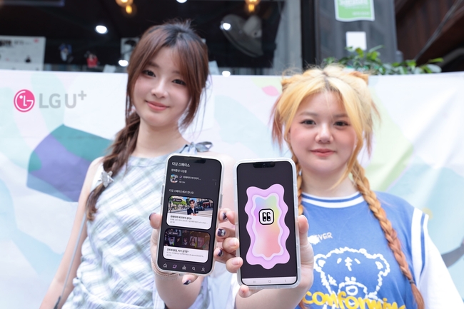 LG유플러스의 팬 소통 플랫폼 ‘디거스’가 출시 2개월만에 글로벌 가입자 10만명을 확보하며 빠르게 성장하고 있다. 사진은 한국을 방문한 외국인 케이팝 팬들이 디거스를 소개하는 모습.(사진=LG유플러스 제공)