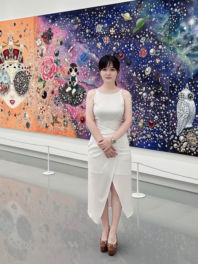 김지희 작가가 대작 'Eternal Golden' 앞에서 작품을 설명하고 있다. <사진=김지희 작가>