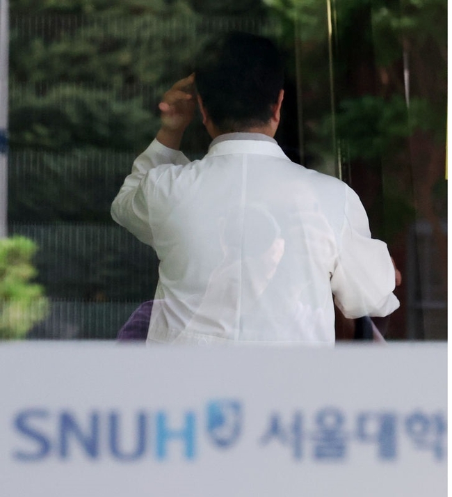  21일 오전 서울 종로구 서울대학교병원에서 의료진이 이동하고 있다. 지난 17일부터 무기한 휴진을 이어오고 있는 서울대 의대·병원 교수들의 휴진 지속 여부에 대한 투표 결과가 이날 오후에 발표될 예정이다. (사진=뉴시스 제공)