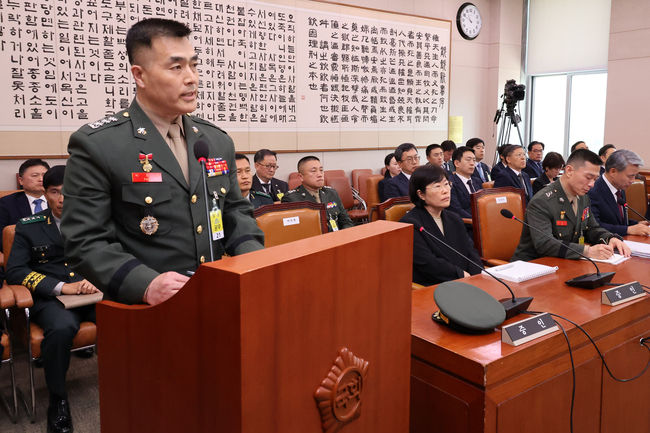 박정훈(왼쪽) 전 해병대 수사단장이 21일 오전 서울 여의도 국회에서 열린 법제사법위원회의 순직 해병 수사 방해 및 사건 은폐 등의 진상규명을 위한 특별검사의 임명 등에 관한 법률안 관련 입법청문회에서 발언하고 있다.(사진=뉴시스 제공)