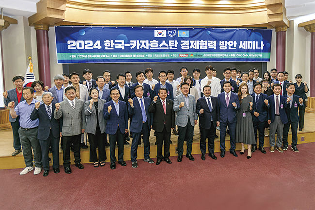 지난 4일 오후 2시 국회의원회관 제1소회의실에서 열린 김성원 국회의원 주최, 시사뉴스·수도권일보·히든기업경영전략연구소 주관 ‘한국-카자흐스탄 경제협력 방안 세미나에서 참석자들이 기념촬영을 하고 있다.