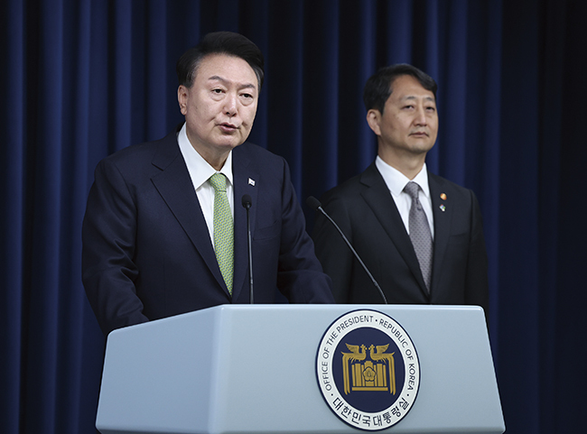 윤석열 대통령이 지난 3일 서울 용산 대통령실 브리핑룸에서 첫 국정브리핑을 하고 있다. 오른쪽은 안덕근 산업통상자원부 장관. 