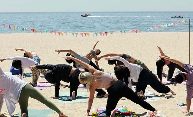 부산 해운대해수욕장 백사장에서 시민들이 강사들의 도움을 받아 요가를 배우고 있다. 