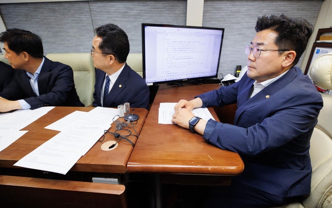 박찬대 더불어민주당 원내대표 등 소속 의원들이 24일 오후 경기 화성시 일차전지 화재 현장에서 화재 상황을 브리핑 받고 있다. (사진=공동취재/뉴시스 제공)