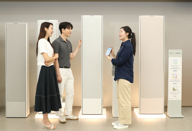 삼성스토어 서초에서 매니저가 소비자들에게 '비스포크 AI 무풍 갤러리'를 안내하고 있다.(사진=삼성전자 제공)