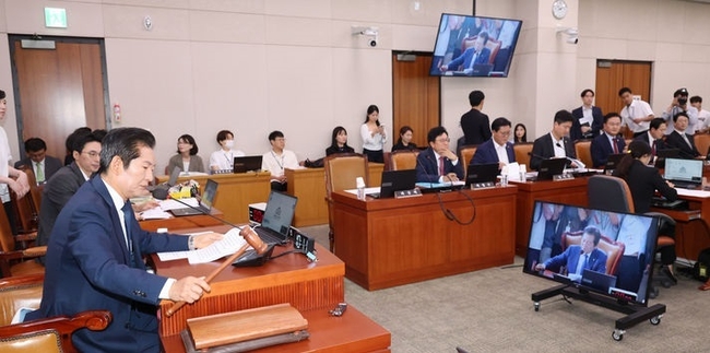정청래 국회 법제사법위원회 위원장이 25일 오전 서울 여의도 국회에서 열린 법제사법위원회 전체회의에서 의사봉을 두드리고 있다. (사진=뉴시;스 제공)
