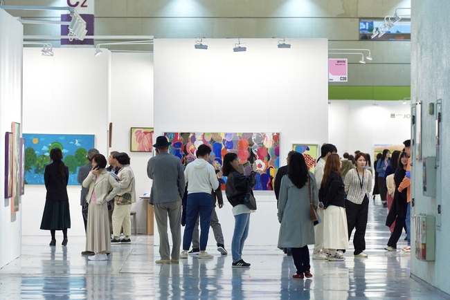 한국화랑협회는 오는 27~30일 수원컨벤션센터1,3층에서 '2024화랑미술제 in 수원'을 개최한다. 사진은 서울 코엑스에서 열린 화랑미술제 현장. <사진=한국화랑협회 제공>