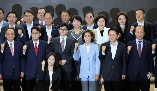 황우여(아랫줄 오른쪽)국민의힘 비상대책위원장, 추경호(왼쪽) 원내대표와 당 대표 경선 출마를 선언한 윤상현(왼쪽 두 번째부터) 의원, 한동훈 전 비상대책위원장, 나경원 의원, 원희룡 전 국토교통부 장관이 24일 오전 서울 여의도 국회 의원회관에서 열린 국민의힘 초선의원 공부모임에 참석해 기념촬영하고 있다.(사진=뉴시스 제공)