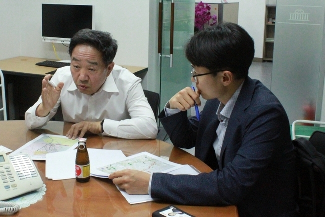 국민의힘 강승규 의원 (충남 예산, 홍성)이 25일, 오송천 국토교통부 철도건설과장과 만나 지역 주요 현안에 대해 논의했다. (사진=강승규 의원실 제공)