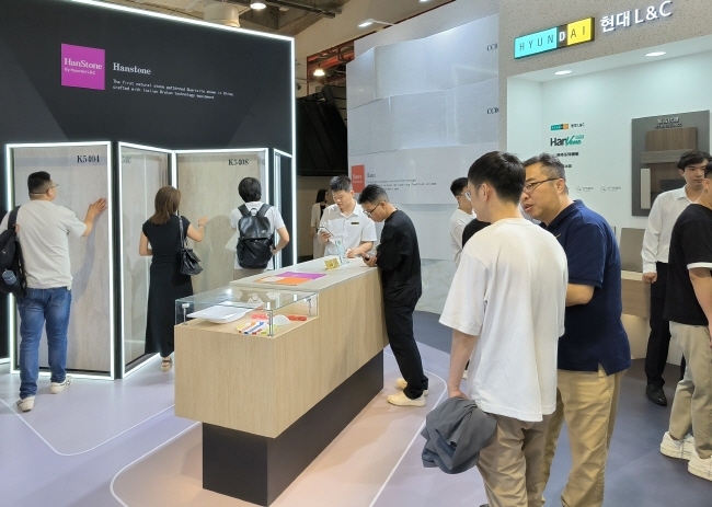 지난 22일(현지 시간), 중국 상하이 세계 엑스포 전시·컨벤션 센터에서 열린 ‘디자인 상하이(Design Shanghai) 2024’에서 관람객들이 현대L&C 제품을 살펴보는 모습.(사진=현대L&C 제공)