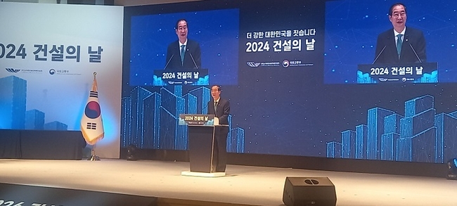 한덕수 총리는 "지난 70여 년간 건설산업이 이루어온 업적에 대한 노고를 치하하면서, 앞으로 '경제회복과 국민의 삶의 질을 높이는 건설'로 거듭나기 위해 노력해 달라"고 당부했다.(사진=홍경의 기자)