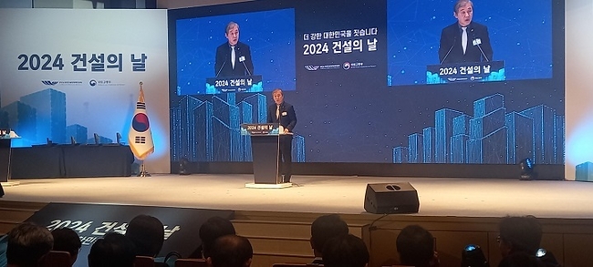 한승구 회장은 "젊은 층이 사라지는 산업에는 미래가 없다며 건설산업을 '일하고 싶은 산업', '직업으로 삼고 싶은 산업'으로 젊은 인력이 건설산업과 함께 할 수 있도록 정부와 업계가 합심하자"고 강조했다.(사진=홍경의 기자)