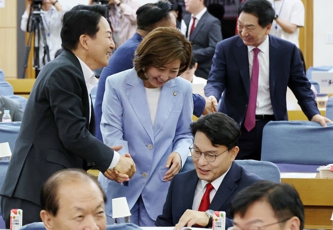 국민의힘 당 대표 경선 출마를 선언한 원희룡(왼쪽부터) 전 국토교통부 장관, 나경원, 윤상현 의원이 24일 오전 서울 여의도 국회 의원회관에서 열린 국민의힘 초선의원 공부모임에서 인사하고 있다. (사진=뉴시스 제공)