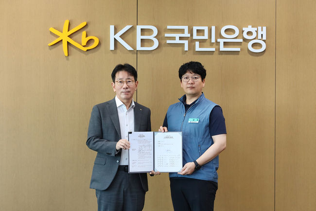 지난 26일 서울 영등포구 여의도 소재 KB국민은행 신관 회의실에서 열린 '2024년 2/4분기 노사협의회 조인식'에서 이재근 KB국민은행장(좌측)과 김정 KB국민은행지부 위원장(우측)이 기념사진을 촬영하고 있다. (사진=KB국민은행 제공)