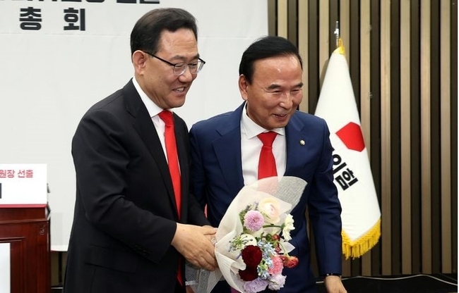 국회부의장 후보로 선출된 주호영(왼쪽) 국민의힘 의원이 27일 오전 서울 여의도 국회에서 열린 '제22대 국회 전반기 국회부의장, 상임위원장 선출 의원총회'에서 박덕흠 후보와 악수하고 있다.(사진=뉴시스 제공)