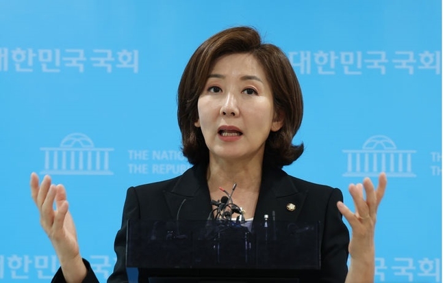 국민의힘 당대표 선거에 출마하는 나경원 의원이 25일 서울 여의도 국회 소통관에서 취재진 질문에 답하고 있다.(사진=뉴시스 제공)
