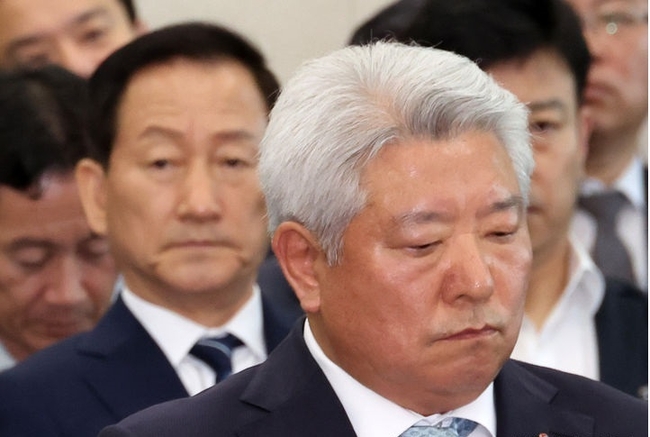 김홍일(오른쪽) 방송통신위원회 위원장과 류희림 방송통신심의위원회 위원장이 25일 오후 서울 여의도 국회에서 열린 과학기술정보방송통신위원회 전체회의에 참석해 자리하고 있다.(사진=뉴시스 제공)