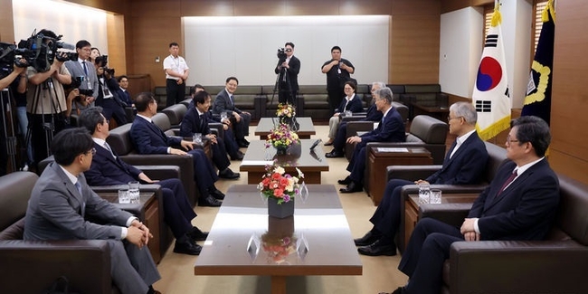 조희대 대법원장이 13일 오후 서울 서초구 대법원에서 열린 대법관후보추천위원회 회의에 참석해 이광형 대법관후보추천위원장, 대법관후보추천위원인 박성재 법무부 장관 등 위원들과 대화를 나누고 있다. (사진=뉴시스 제공)