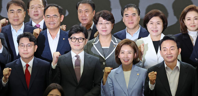 국민의힘 당 대표 경선 출마를 선언한 윤상현(아랫줄 왼쪽부터) 의원, 한동훈 전 비상대책위원장, 나경원 의원, 원희룡 전 국토교통부 장관이 24일 오전 서울 여의도 국회 의원회관에서 열린 국민의힘 초선의원 공부모임에 참석해 기념촬영하고 있다.(사진=뉴시스 제공)