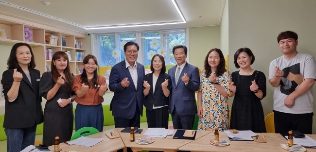 이천시 24시간 아이돌봄센터에 방문한 송석준 국회의원. (사진=송석준 의원실 제공)