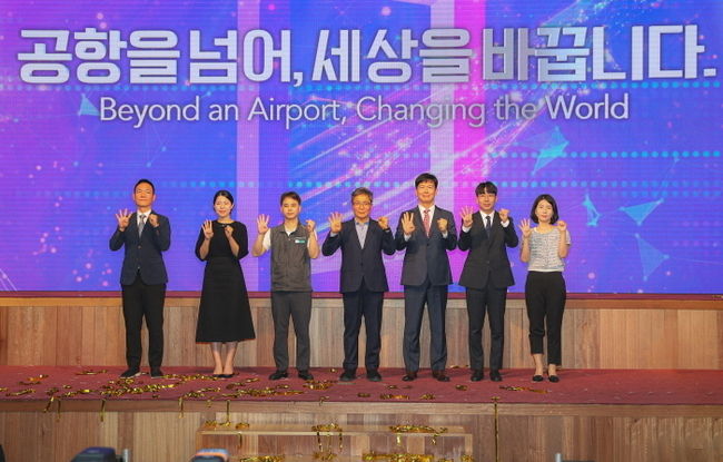 1일 오전 인천국제공항공사 청사 대강당에서 열린 ‘인천공항 비전 2040 선포식’에서 인천국제공항공사 이학재 사장(사진 왼쪽에서 네 번째) 및 참석자들이 비전 선포 세레머니 후 기념촬영을 하고 있다. (사진=인천국제공항공사 제공)