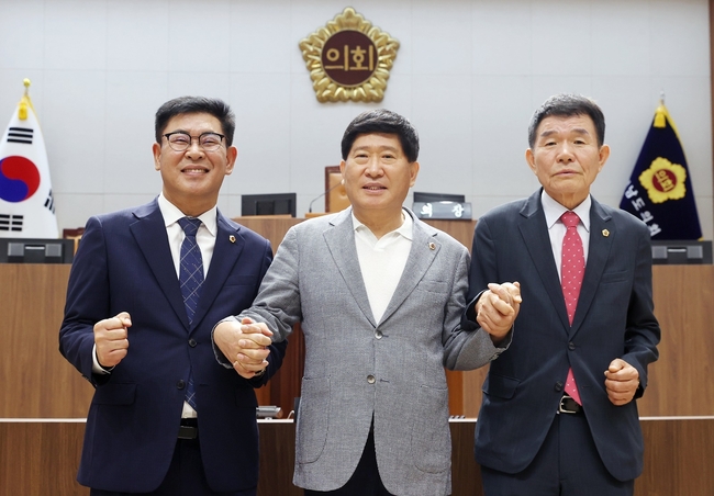 <strong> 왼쪽부터 오인철 제2부의장, 홍성현 의장, 정광섭 제1부의장. (사진=충남도의회 제공)</strong>