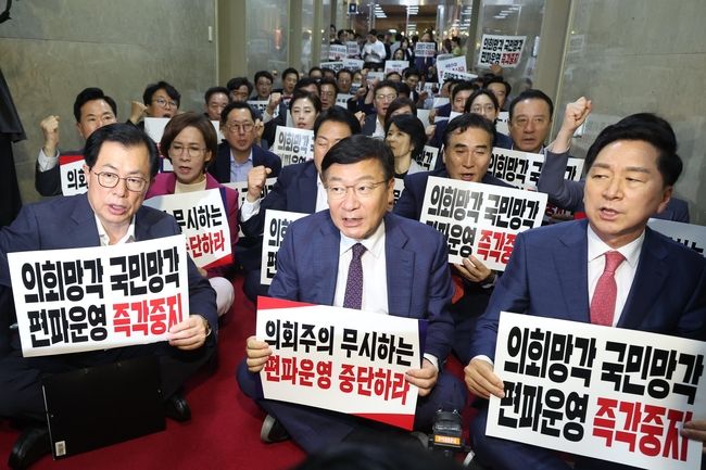 정점식(앞줄 가운데) 국민의힘 정책위의장을 비롯한 의원들이 2일 오후 국회본관 국회의장 집무실 앞에서 '채해병 특검법’ 상정에 반대하는 구호를 외치고 있다.(사진=뉴시스 제공)