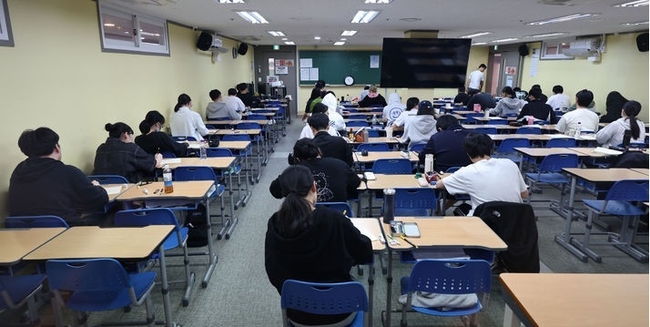  2025학년도 대학수학능력시험 6월 모의평가가 열린 지난 4일 오전 서울 양천구 목동 종로학원에서 수험생들이 2교시 수학 시험을 기다리고 있다.(사진=뉴시스 제공)