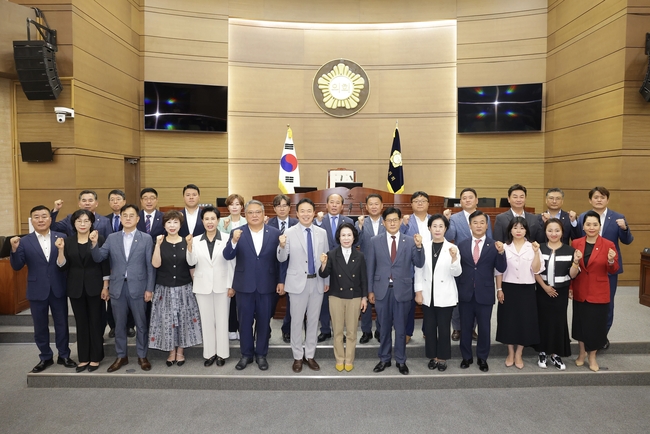 천안시의회 의원들이 원구성 후 기념사진을 촬영하고 있다. (사진=천안시의회 제공)