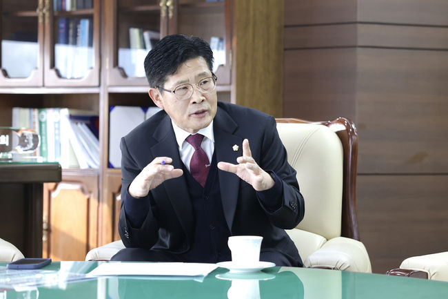 천안시의회 제9대 전반기 의장 정도희가 지난 2년간의 소회를 말하고 있다. (사진=천안시의회 제공)