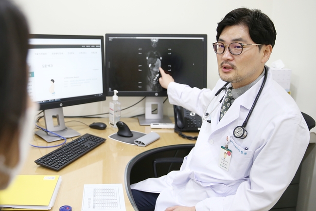 <strong> 서울아산병원 의학유전학센터 이범희 교수가 고셔병 환자를 진료하고 있다. (사진=서울아산병원 제공)</strong>