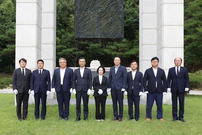 천안시의회 후반기 의장단은 5일 천안보훈공원을 방문하여 ‘천안인의 상’을 참배하고 기념사진을 촬영하고 있다. (사진=천안시의회 제공)