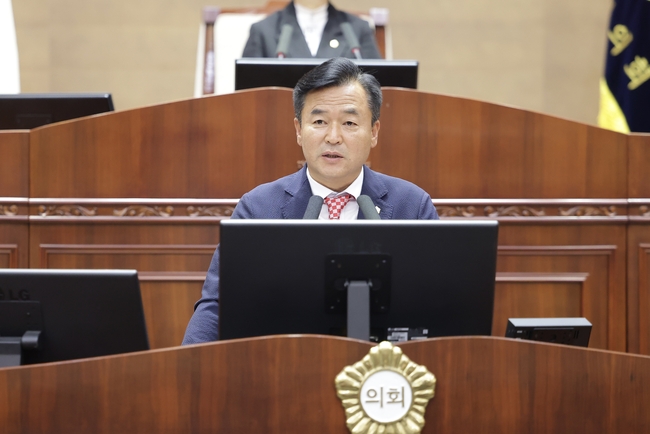 천안시의회 강성기의원이 경제산업위원회 위언장으로 당선된 후 앞으로의 중점 추진 방향을 설명하고 있다. (사진=천안시의회 제공)