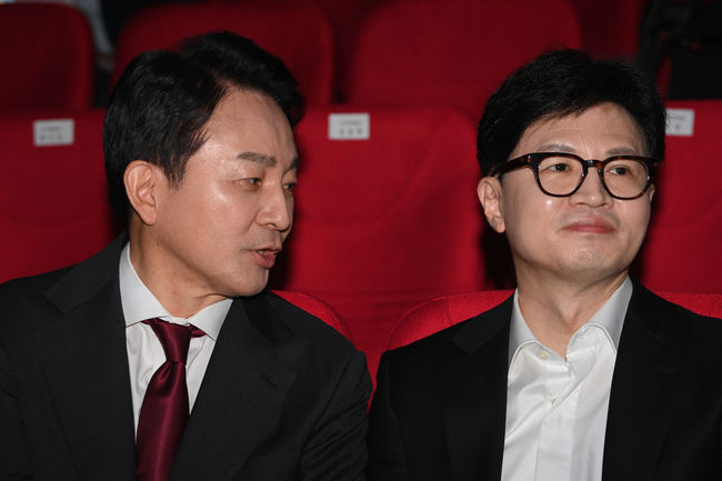 국민의힘 원희룡, 한동훈 당대표 후보가 2일 오전 서울 강서구 ASSA아트홀에서 열린 ‘체인지 5분 비전발표회’에서 정견 발표에 앞서 대화를 나누고 있다.(사진=뉴시스 제공)