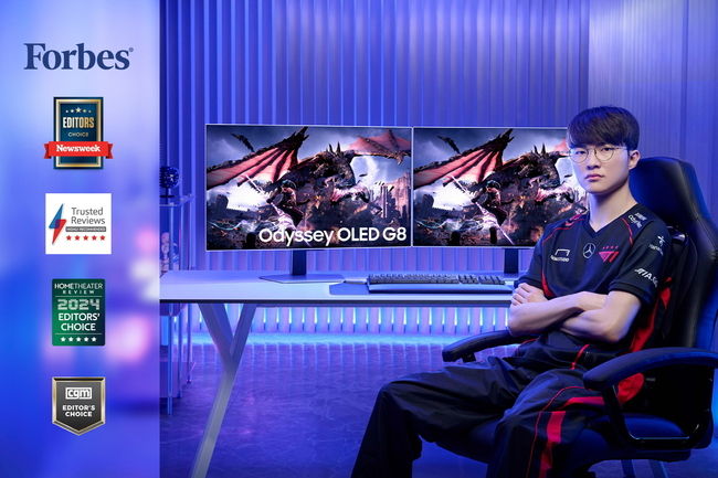 T1 페이커 선수가 삼성전자 OLED 게이밍 모니터 '오디세이 OLED G8(G80SD)'을 소개하고 있다.(사진=삼성전자 제공)