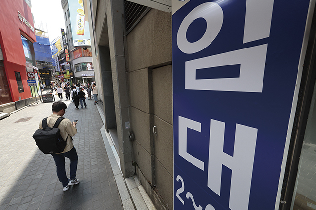 지난 1일 오후 서울 중구 명동 시내의 한 가게 앞에 임대 안내문이 붙어 있다.