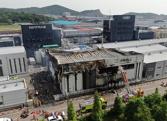 지난달 24일 오후 경기 화성시 서신면 소재 일차전지 제조 업체에서 불이 나 소방대원들이 화재를 진압하고 있다.