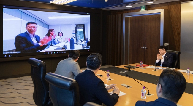 SKT는 싱가포르 1위 통신사 싱텔과 AI 기술의 통신망 적용, 5G 네트워크 슬라이싱 기술 적용사례 개발, 6G 기술 준비 등 5G 및 차세대 통신 기술 협력 업무협약(MOU)을 체결했다.(사진=SKT 제공)