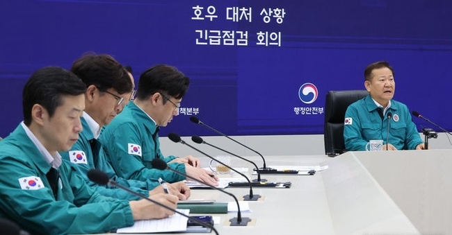 이상민 행정안전부 장관이 10일 세종시 정부세종청사 중앙재난안전상황실에서 열린 호우 대처상황 긴급 점검회의에서 발언하고 있다. (사진=뉴시스 제공)