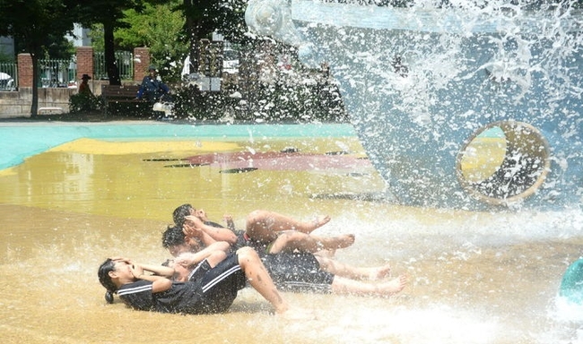 연일 무더위가 이어지고 있는 지난 3일 전북 전주시 완산구 찬새암공원을 찾은 학생들이 물놀이를 하며 더위를 식히고 있다(사진=뉴시스 제공)