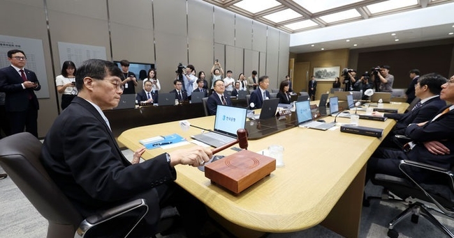 이창용 한국은행 총재가 11일 서울 중구 한국은행에서 열린 금융통화위원회에서 의사봉을 두드리고 있다. (사진=뉴시스 제공)