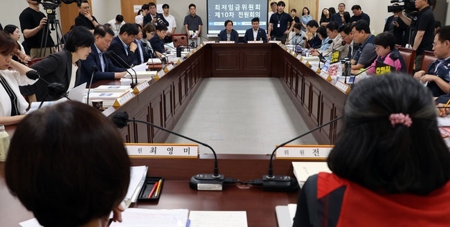  11일 세종시 정부세종청사에서 최저임금위원회 제10차 전원회의가 열리고 있다. (사진=뉴시스 제공)