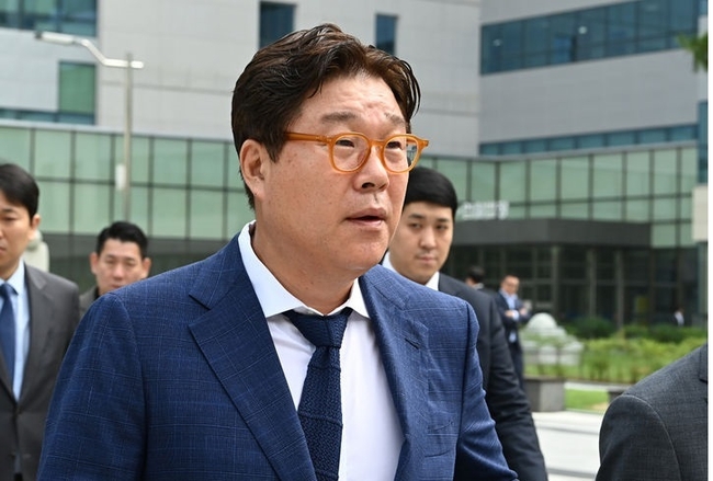  불법 대북송금과 뇌물 공여 혐의 등으로 기소된 김성태 전 쌍방울 그룹 회장이 12일 경기도 수원시 영통구 수원지방법원에서 열린 1심 선고 공판을 마치고 법원을 나서고 있다. (사진=뉴시스 제공)