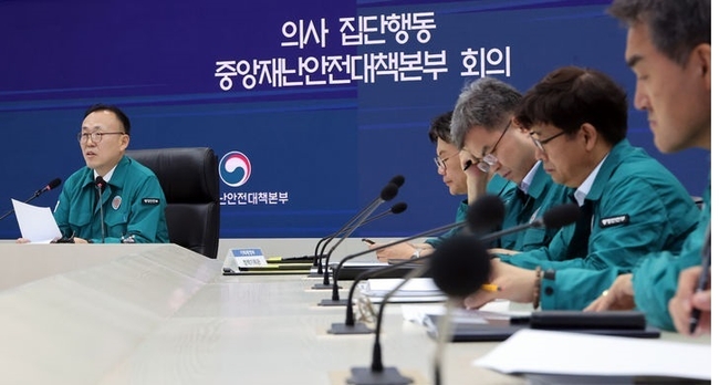  이한경 중앙재난안전대책본부 제2총괄조정관(행정안전부 재난안전관리본부장)이 16일 세종시 정부세종청사에서 열린 의사 집단행동 중대본 회의에서 발언하고 있다. (사진=뉴시스 제공)